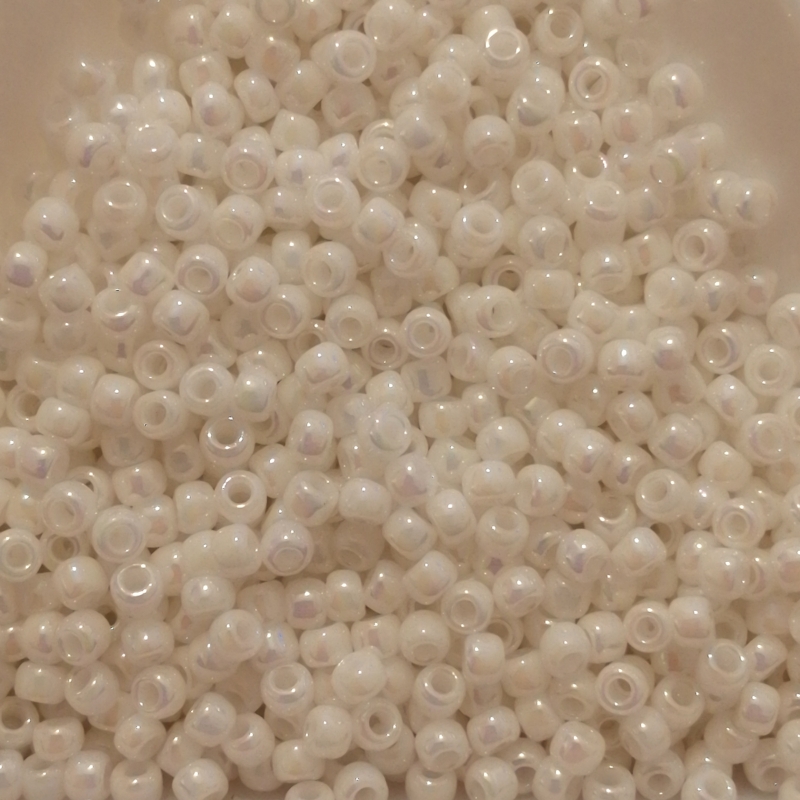 Toho 11/0 - 2,2 mm Opaque Rainbow White