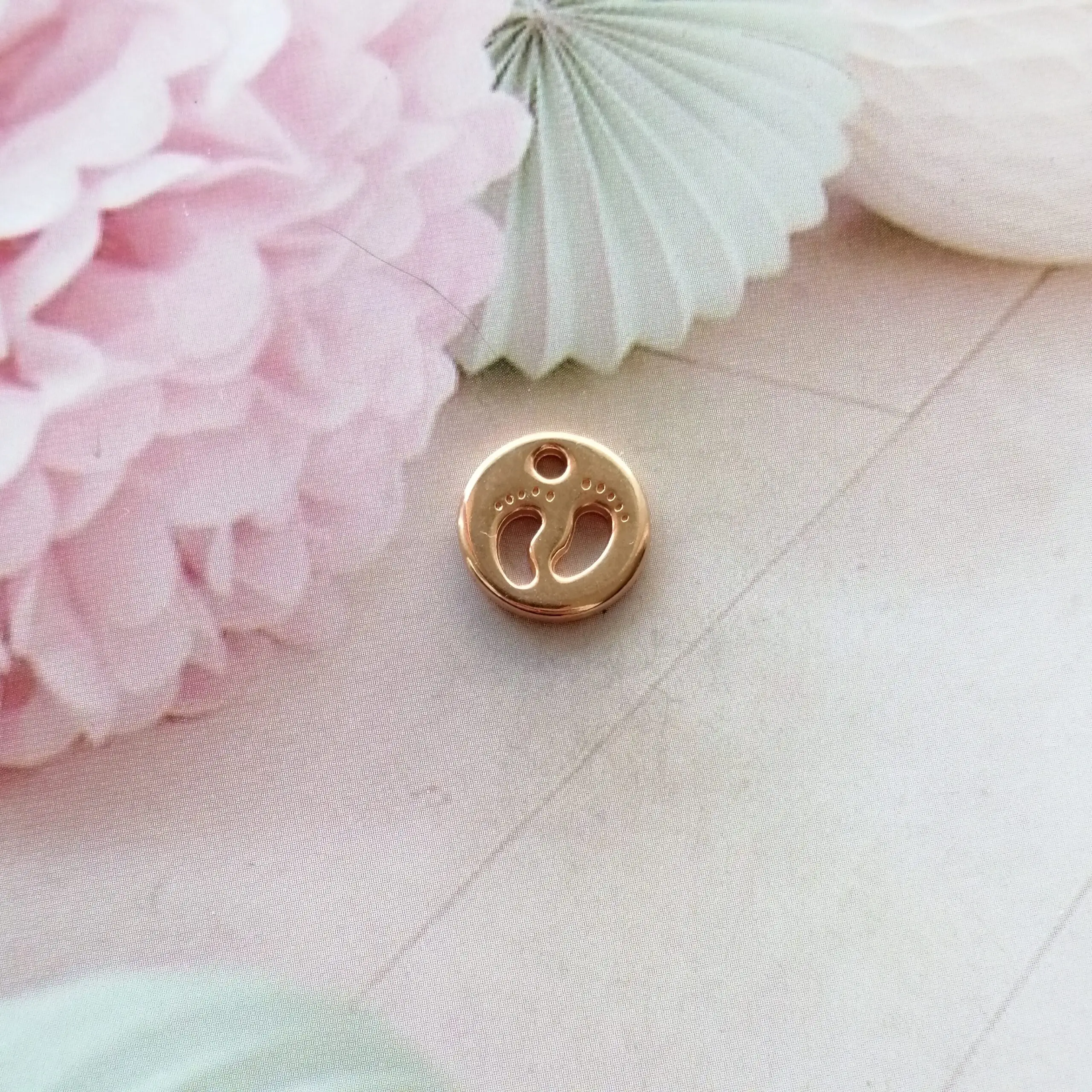 Anhänger Metall DQ Babyfüße Rosegold