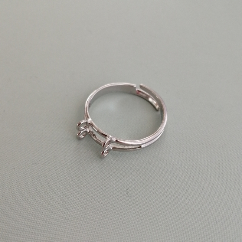 Verstellbarer Ring mit 4 Anhängerösen / Platinfb.
