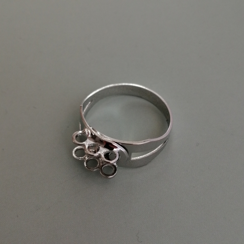 Ring mit 6 Anhängerösen / Platinfb.
